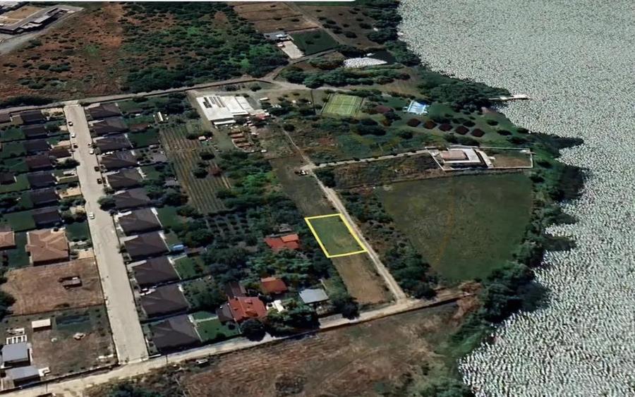 Priveli?te spre lac. - 1