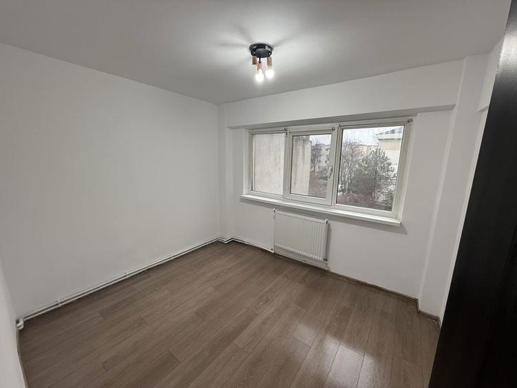 Vand apartament 3 camere etajul 3 Strada Oborului nr6 - 9