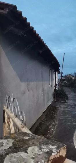 Casa de vanzare cu 6 camere ?i bucatarie+anexe veranda coridor cote? de porci - 2