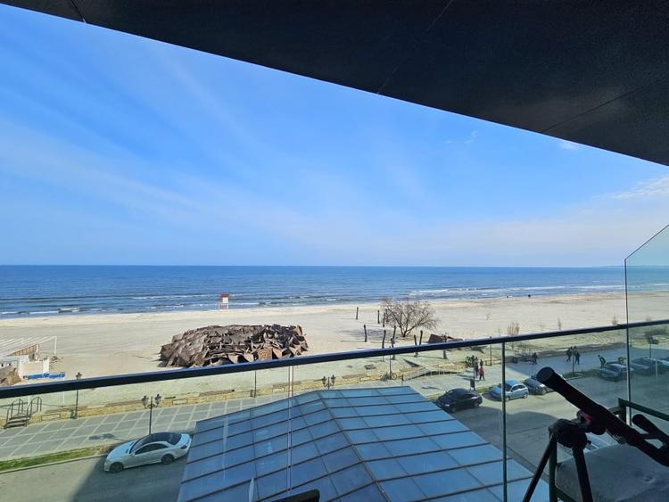 Vedere frontala la mare in primul rand la promenada - 1