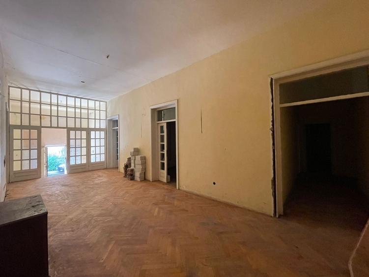 Casă individuală cu 17 camere cu Canalizare în Universitate
