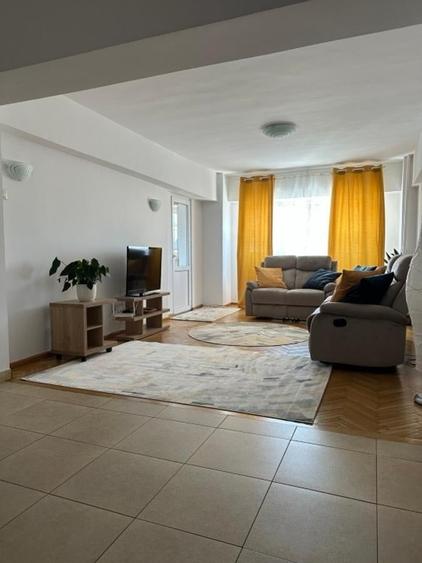 Apartament cu 4 camere decomandat, mobilat în P-ța Romană