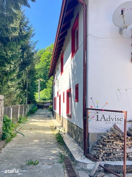 Casă cu 9 camere cu Teren 675 Mp în Central