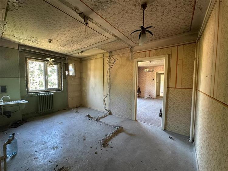 Apartament cu 3 camere semidecomandat în Micro II