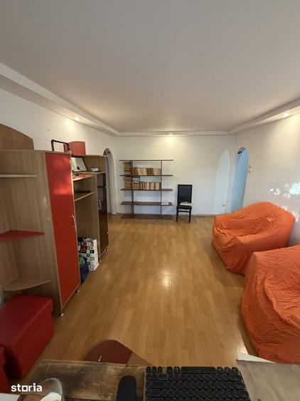 Apartament cu 3 camere semidecomandat în Craiovița Nouă
