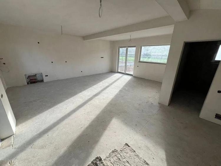 Casă individuală cu 4 camere cu Canalizare în Luna de Sus