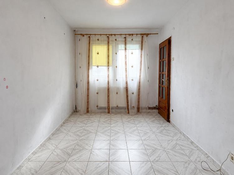 Apartament cu 3 camere semidecomandat în Aurel Vlaicu