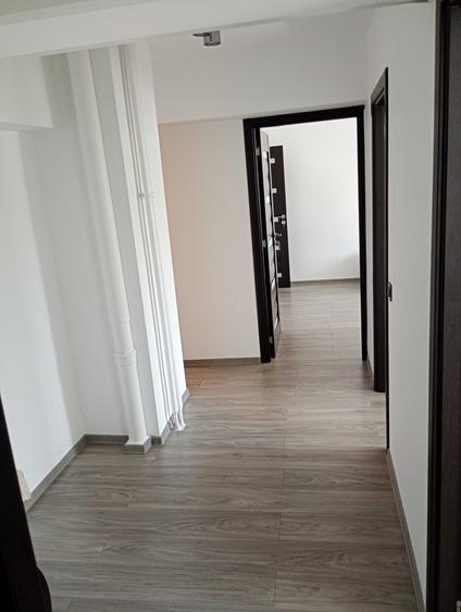 Apartament cu 3 camere semidecomandat în Obor
