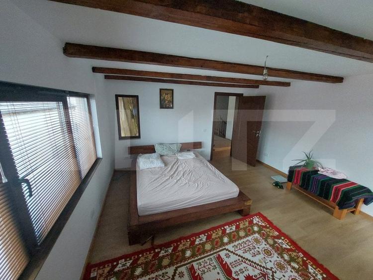 Casă individuală cu 8 camere cu Canalizare în Săcele