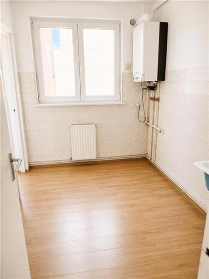Apartament cu 3 camere decomandat în Calea București
