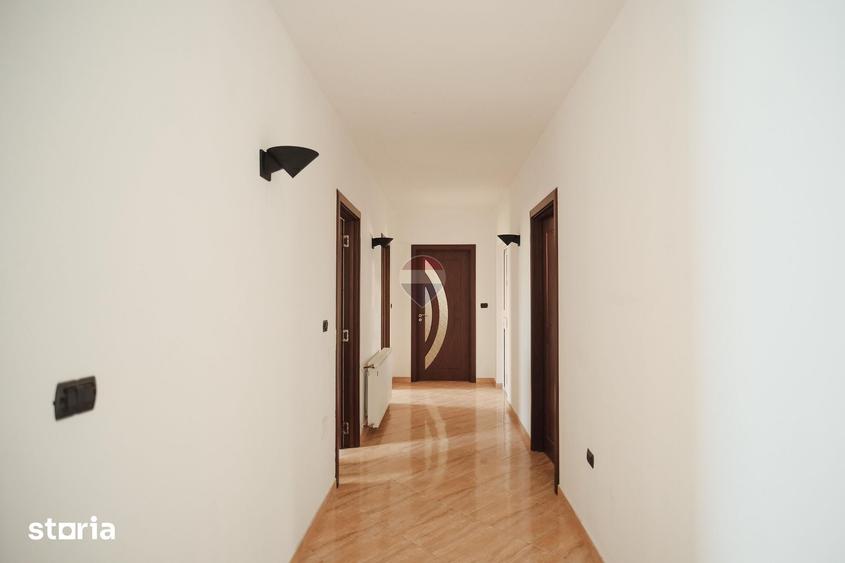 Casă cu 5 camere cu Teren 2000 Mp în Central