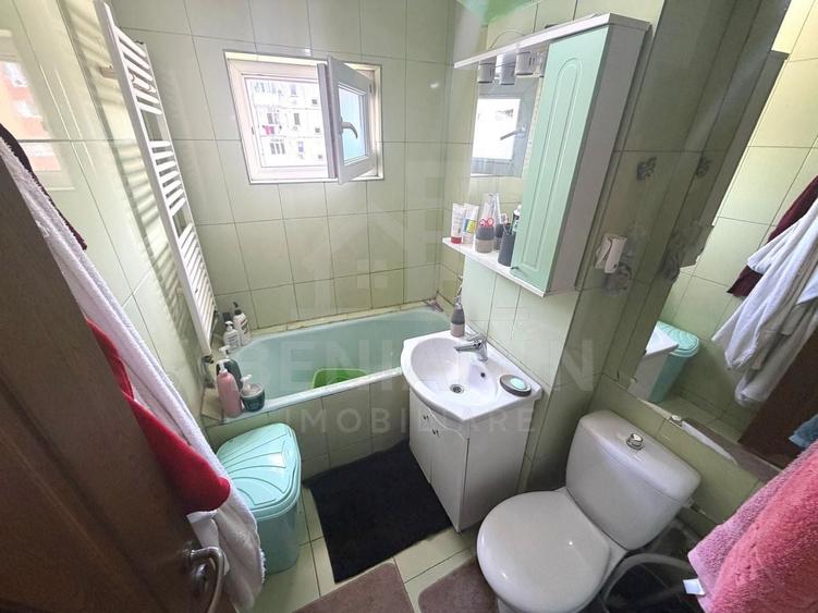 Apartament cu 3 camere semidecomandat în Craiovița Nouă