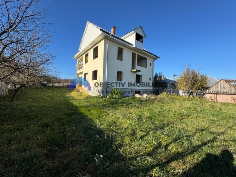 Casă individuală cu 5 camere cu Teren 3600 Mp în Bodești