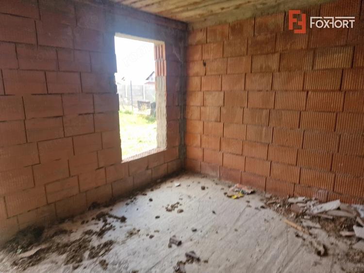 Casă cu 6 camere cu Teren 656 Mp în Izvin