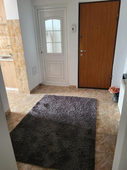 Va propun spre inchiriere un apartament cu 3 camere, decomandat, cu bucataria in - 8