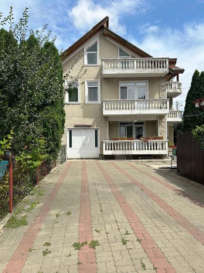 Imobil la col? de strada (Vila) Roman, Bd Republicii - 3