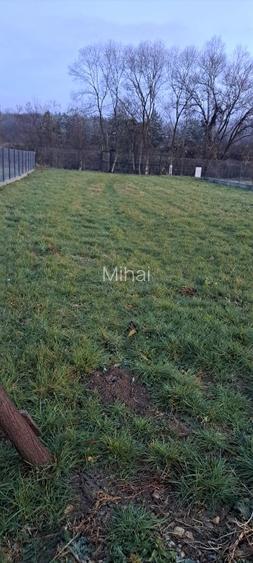 Vând teren intravilan la intrarea în Poplaca, pe drumul Sibiului.