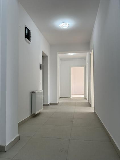 Apartament cu 3 camere decomandat în Tractorul