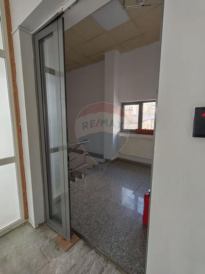 Birou, de 450 mp, în Central