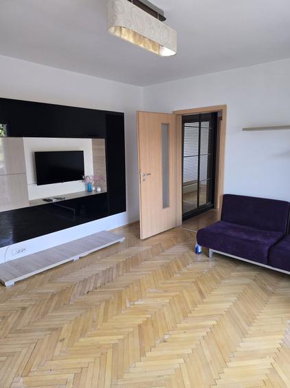 Apartament cu 3 camere semidecomandat în Medicină