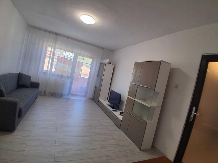 Inchiriez apartament, 2 camere, zona nord, total decomandat si utilat, centrala proprie, etaj 4, bloc cu acoperis. Nr. Telefon 0741470441 - 7
