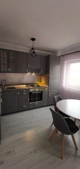 Apartament cu 3 camere nedecomandat, mobilat în Central