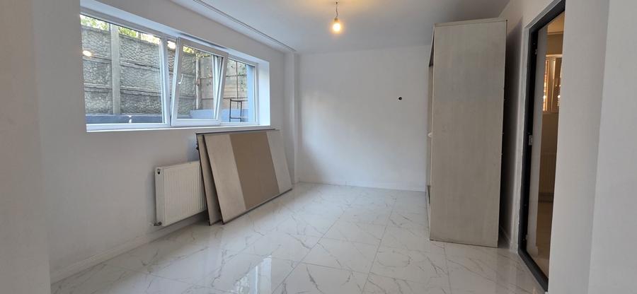 Apartament cu 3 camere semidecomandat în Bucureștii Noi