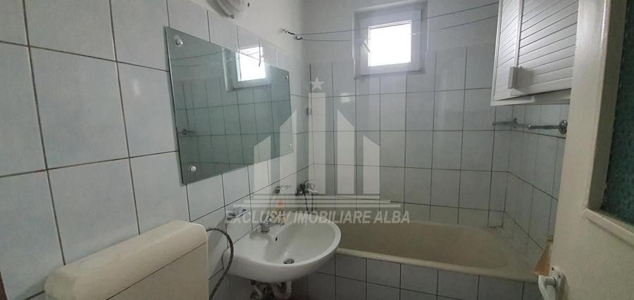 Apartament cu 3 camere semidecomandat, mobilat în Cetate