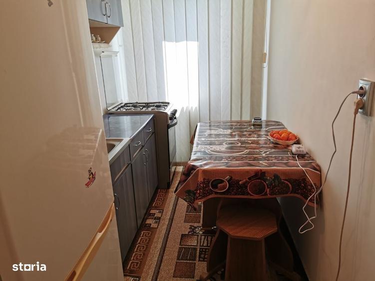 Apartament cu 3 camere semidecomandat în Craiovița Nouă