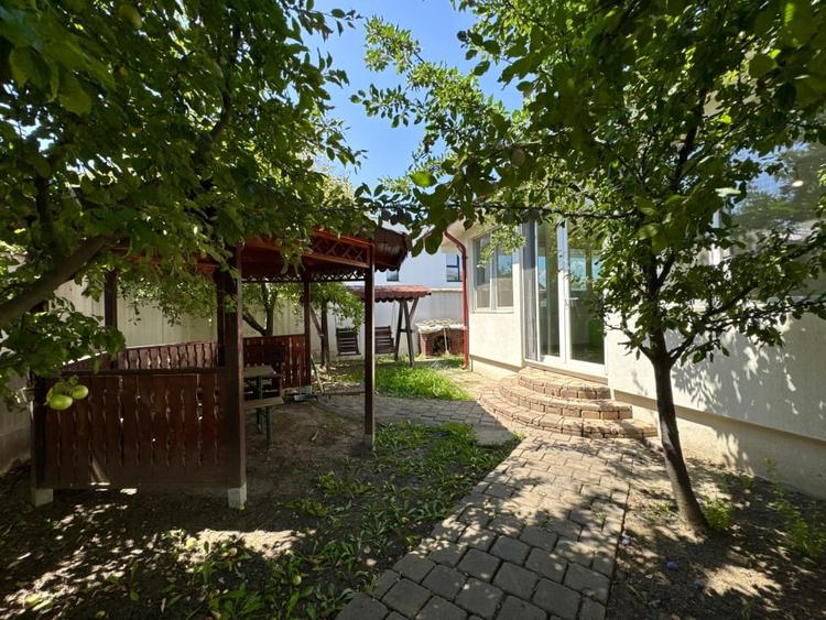 Casă individuală cu 8 camere cu Teren 500 Mp în Odăi