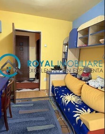 Royal Imobiliare - Vanzare apartament 4 camere zona 9 Mai - 9