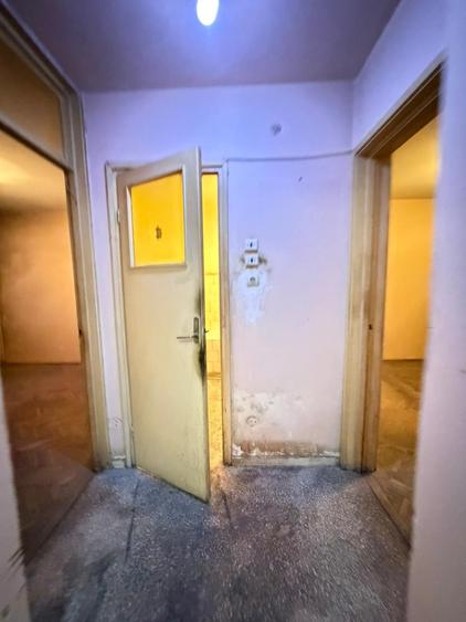 Titan, la 5 minute metrou Costin Georgian, pe intrarea Muncii, bloc 1977 - 5