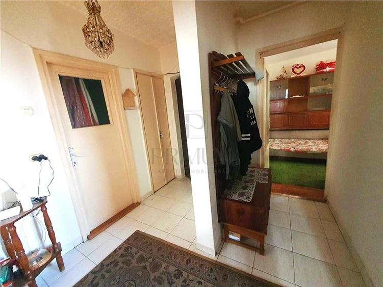 DAMBOVITA - ETAJ 4 - LIFT - 3 cam - decomandat - centrala proprie - clima - 8