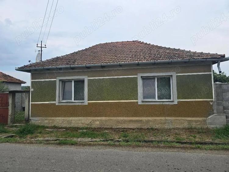 Vand casa loc SUMUGIU, sc 200 mp , parte casa noua la rosu , teren 2670 mp, la sosea, front mare - 2