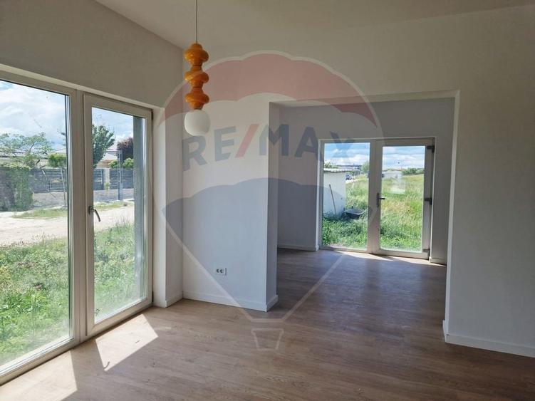 Casă / Vilă - 132,5 mp  , teren - 264 mp  / zona Cârcea - 9