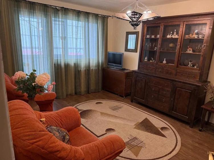 Apartament cu 3 camere decomandat în Casa de Cultură