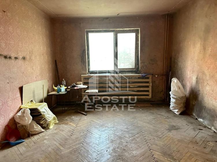 Garsoniera la parter, necesita renovare, zona Buziasului - 2