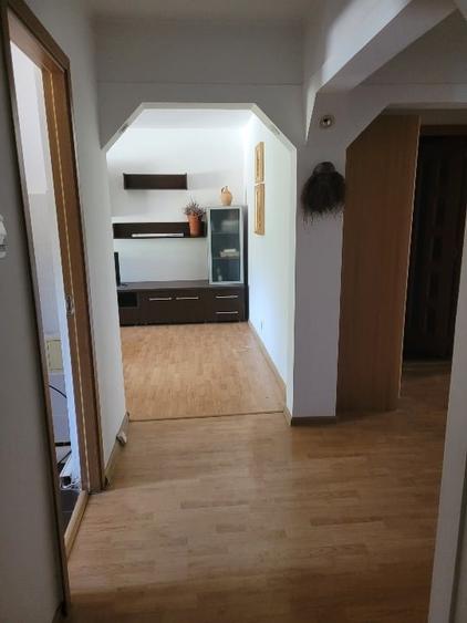 Inchiriez apartament 3 camere Resita. - 2