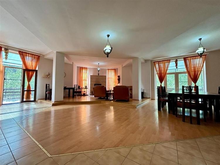 Casă individuală cu 10 camere cu Piscina în Malul Ursului