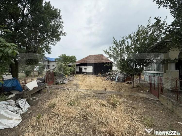 Casă cu 2 camere cu Teren 11600 Mp în Central
