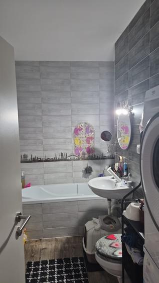 Apartament cu 2 camere decomandat în Tractorul