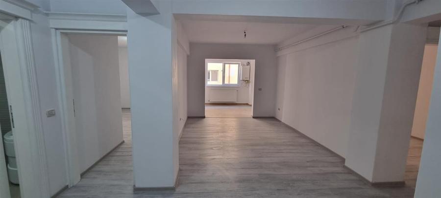 Apartament cu 3 camere semidecomandat în Popas Păcurari