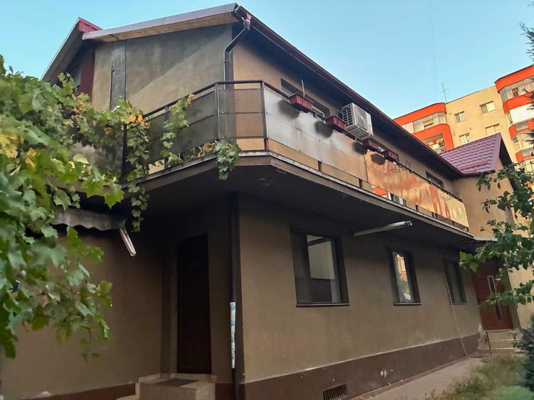 Casă cu 4 camere decomandat cu Teren 450 Mp în Între Lacuri
