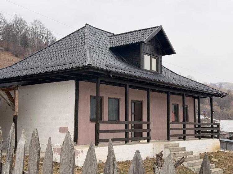 Casă individuală cu 5 camere cu Canalizare în Crăcăoani