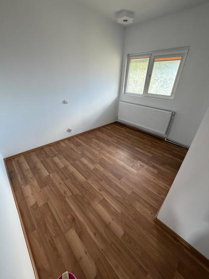 Casă cu 8 camere cu Teren 500 Mp în Exterior Sud