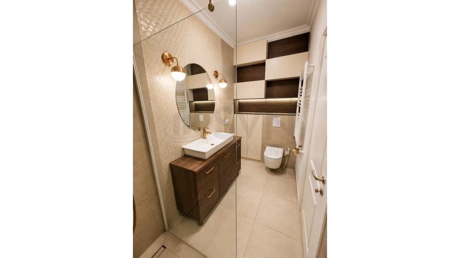 Apartament cu 3 camere decomandat, mobilat în P-ța Victoriei