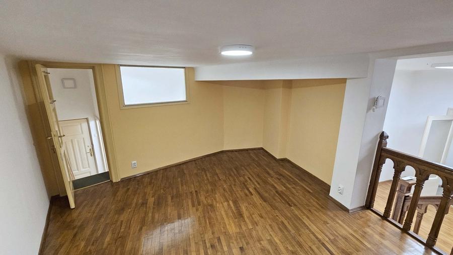 Studio generos cu aer boem și scară interioară în Centrul Istoric - 3