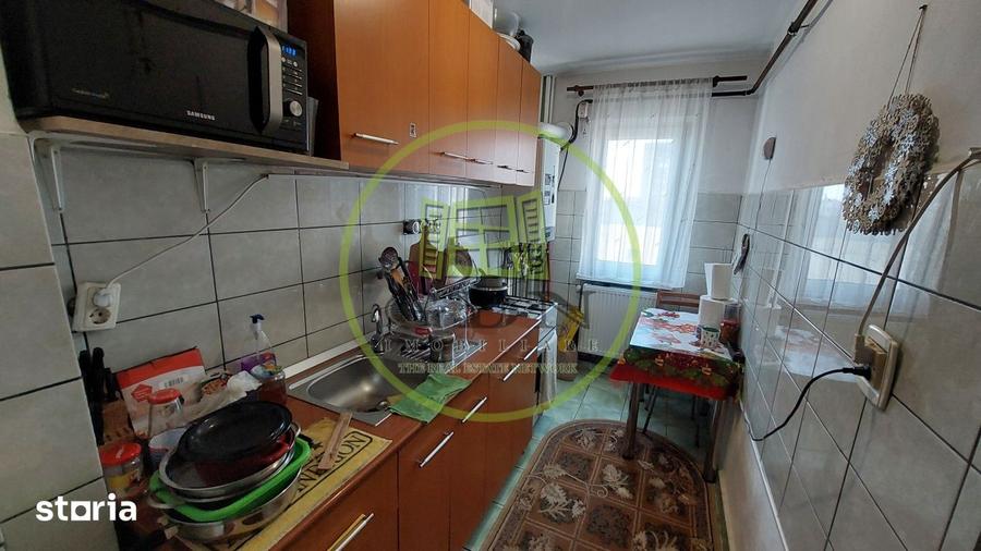 Apartament cu 3 camere semidecomandat, mobilat în Nord