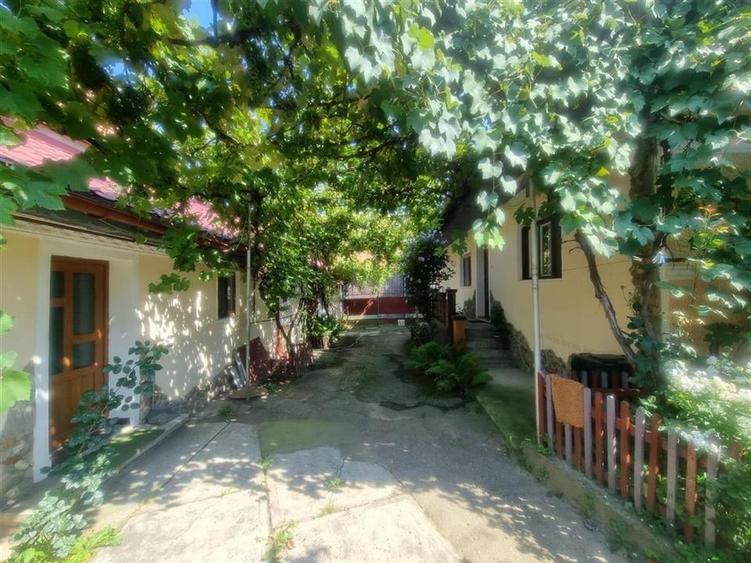 Casă individuală cu 6 camere cu Canalizare în Șercăița