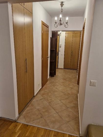 Apartament cu 3 camere semidecomandat, mobilat în 1 Mai